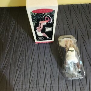 1995 Hallmark Keepsake Hoop Stars "Shaquille O'Neal Ornament.